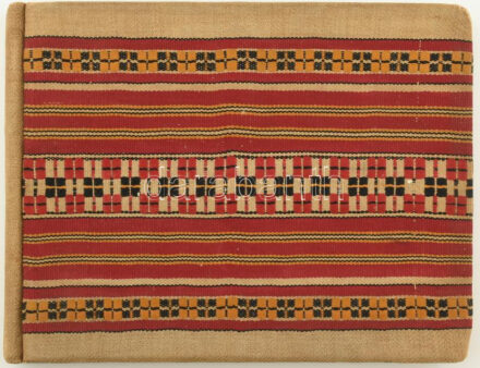 Kézzel rajzolt hímzésminta-album (erdélyi szász, kalotaszegi, buzsáki, stb.), harántalakú egészvászon-kötésben, sérülésekkel, 19x25 cm