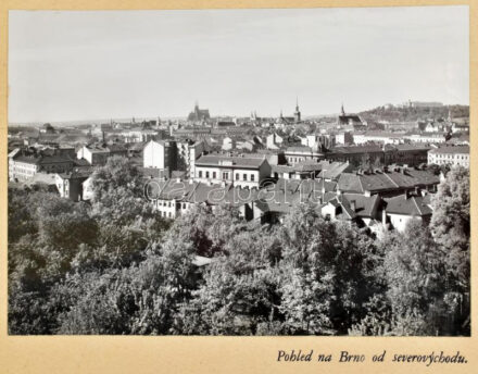 1953 Brno fényképalbum, 20 db fotóval, városrészletek, utcaképek járművekkel (troli, villamos) stb., cseh nyelven feliratozva, zsinórfűzésű vászonkötésen aranyozott BRNO felirattal és címerrel, karton tokban, fénykép méret: