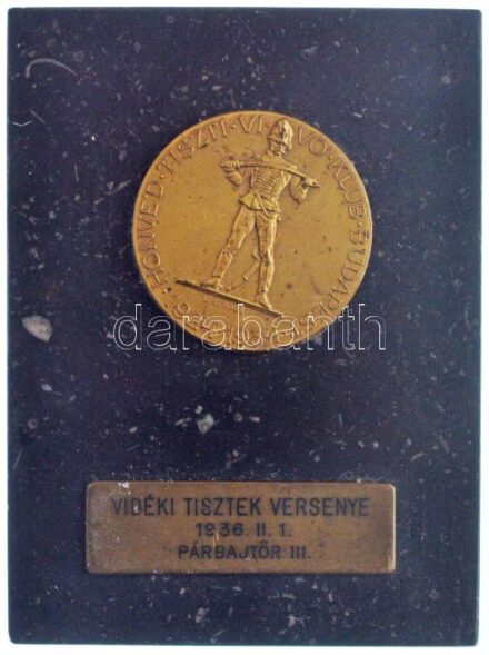 Kisfaludi Stróbl Zsigmond (1884-1975) 1934. 'Honvéd Tiszti Vívó Klub Budapest 1924-1934' egyoldalas bronz emlékérem (70mm), alatt 'VIDÉKI TISZTEK VERSENYE 1936. II. 1. PÁRBAJTŐR III.' felirat (20x66mm), márványtáblán (135x101mm) T:XF