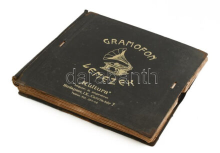 Gramofon lemezek gyűjteménye, össz. 9 db: Chappy Tánczenekar: Mecseki induló - Fox (Columbia Records), Radiola tánczenekar, énekel Fekete Pál: Nincs egyéb boldogság semmi/Kérem én csak bámulom magát (Radiola Electro Records), stb.