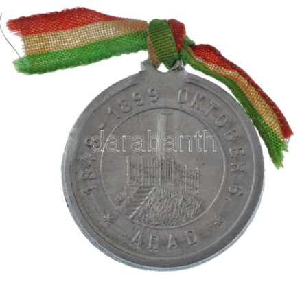 1899. 'Aradi Nemzeti Szövetség / 1849-1899 Október 6. - Arad' Al emlékmedál füllel, aradi homokkal, trikolor szalagon (24mm) T:AU,XF ph