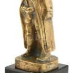 Szamosi Imre: Pipát tömő paraszt, bronz, márvány talapzaton, jelzéssel, hibátlan, m: 20,5 cm
