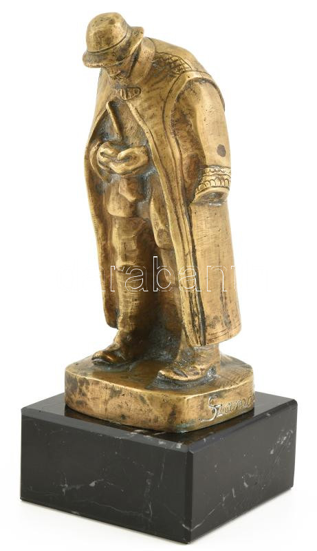 Szamosi Imre: Pipát tömő paraszt, bronz, márvány talapzaton, jelzéssel, hibátlan, m: 20,5 cm