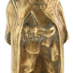 Szamosi Imre: Pipát tömő paraszt, bronz, márvány talapzaton, jelzéssel, hibátlan, m: 20,5 cm - Image 2