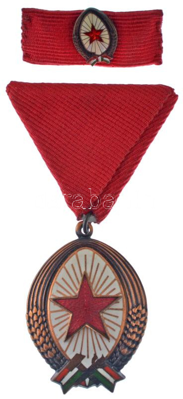 1985. 'Munka Érdemrend' bronz fokozata, zománcozott bronz kitüntetés mellszalagon, miniatűrrel szalagsávon T:AU NMK 601.