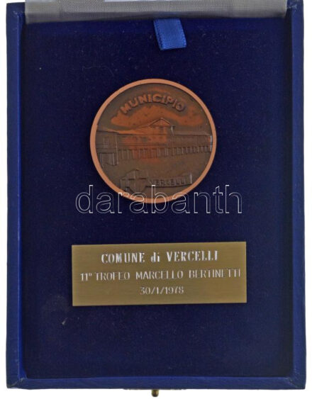 Olaszország 1978. 'Vercelli' városi kitüntető emlékérem gyártói dísztokban (50mm) T:AU patina ITaly 1978. 'Vercelli' municipial award commemorative medallion in original case (50mm) C:AU patina