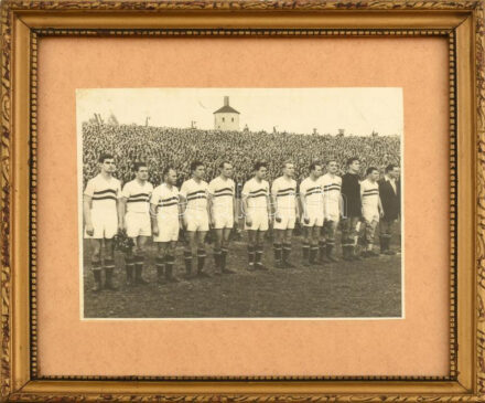cca 1954 Aranycsapat fotója, rajta Puskás, Bozsik, Kocsis, Czibor, Grosics...stb., üvegezett fa keretben, a hátoldalon más sportolókat ábrázoló újságkivágásokkal, a keret hátoldalán tollas bejegyzésekkel, 12x17 cm, keret: 23x25 cm