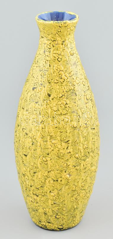 Sárga kerámia váza, jelzés nélkül, kis kopással, m: 26 cm