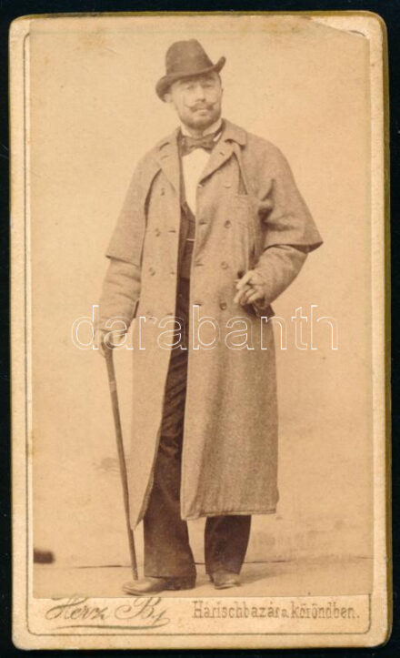 cca 1900 Férfiportré, keményhátú fotó Herz budapesti műterméből, 8×4,5 cm