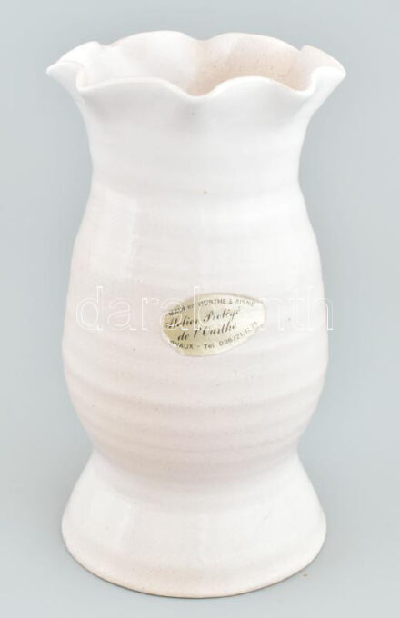 Fehérmázas belga kerámia váza, címkével jelzett, hibátlan, m: 17,5 cm