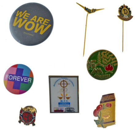 8xklf jelvényből álló tétel, közte 'MALÉV' aranyozott fém jelvény + 'Danuvia' 25 éves törzsgárda jelvény T:UNC-XF