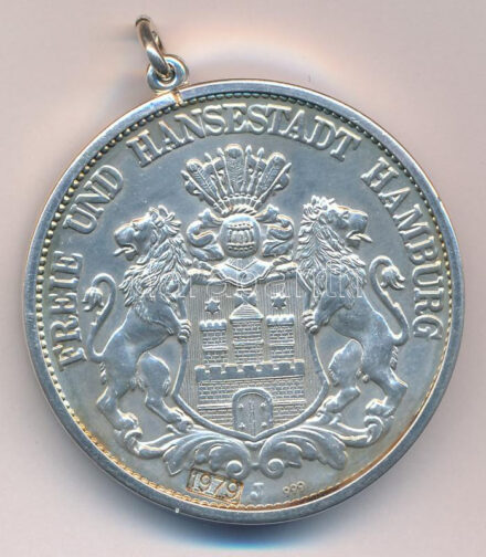 1979. A Német Államok / Hamburg 1904J 5M jelzett Ag érme utánverete, jelzett Ag keretben (forrasztásmentes befoglalás) T:AU 1979. The German States / Hamburg 1904J 5 Marks hallmarked Ag restrike with hallmarked Ag frame (framed without