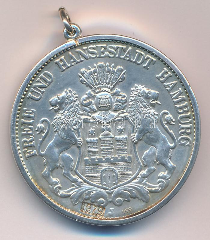 1979. A Német Államok / Hamburg 1904J 5M jelzett Ag érme utánverete, jelzett Ag keretben (forrasztásmentes befoglalás) T:AU 1979. The German States / Hamburg 1904J 5 Marks hallmarked Ag restrike with hallmarked Ag frame (framed without