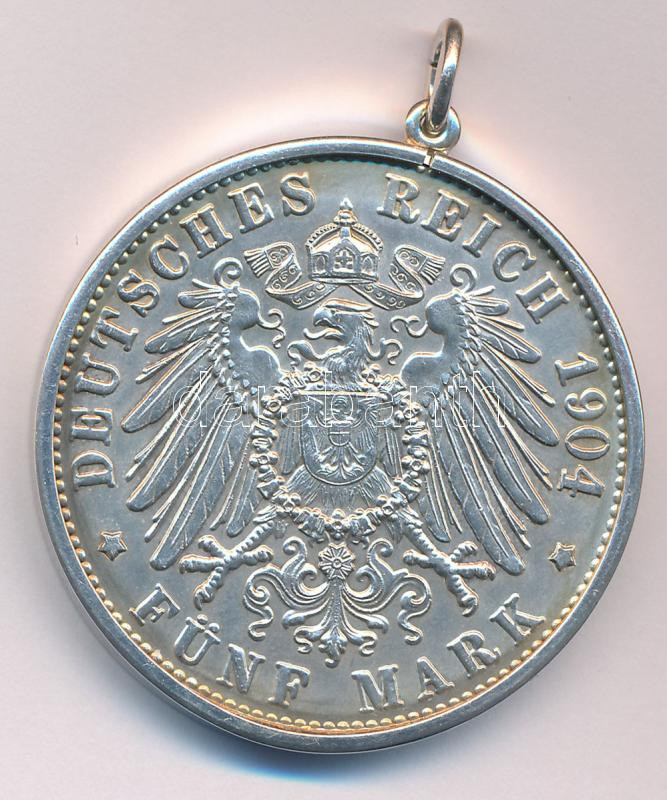 1979. A Német Államok / Hamburg 1904J 5M jelzett Ag érme utánverete, jelzett Ag keretben (forrasztásmentes befoglalás) T:AU 1979. The German States / Hamburg 1904J 5 Marks hallmarked Ag restrike with hallmarked Ag frame (framed without - Image 2