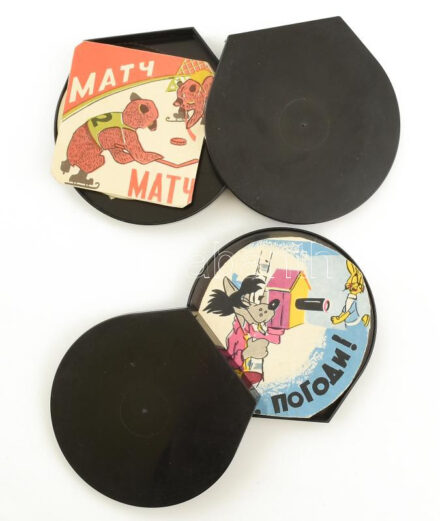 cca 1970-1980 Retró szovjet mesefilmek 8 mm-es filmen, 2 db, bakelit tokokban, közte egy Nu, págágyí! (No, megállj csak!)