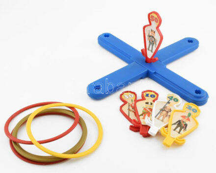 Célbadobó játék: talp, 5 db figura és 5 db karika, talp mérete: 42,5x42,5 cm