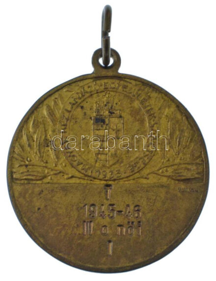 Kallós Ede (1866-1950) ~1946. 'Mindig harcra kész a magyar / Magyar Kézilabdázó Egyesületek Szövetsége - 1945-46. II. o. női I.' bronz díjérem füllel, szalag nélkül (30mm). A terembajnokság végeredménye nem ismert, az élen a