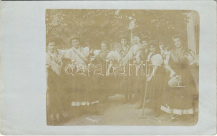 1909 Krasznokvajda, Csereháti menyecskék népviseletben ásóval és kapával, magyar folklór. photo (EK)