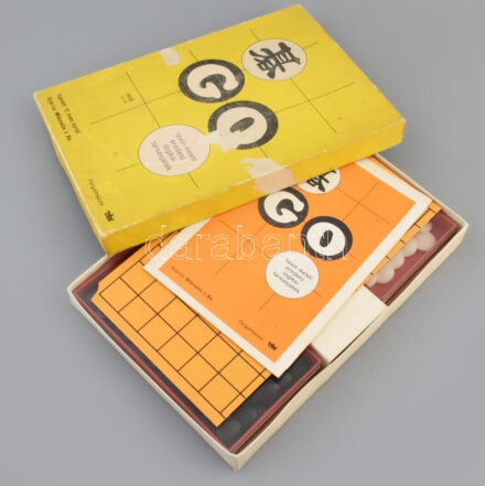 GO távol-keleti eredetű logikai társasjáték. Forgalmazza: Trial. Ajánlott: 10 éves kortól. Gyártja: Mikrolin I. Sz. Kopott. Hogyan játsszuk a GO-t A GO ősrégi, mintegy 4000 éves szellemi játék, némiképp a sakkhoz