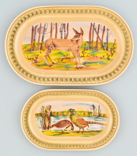 2 darab vadászat témájú kínálótál, fajansz, jelzéssel, hibátlan, h: 27-35,5 cm