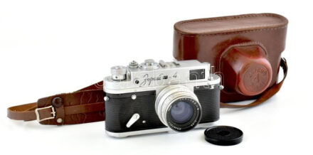 Zorkij-4 szovjet fényképezőgép, Jupiter-8 50 mm 2/50 objektívvel, eredeti bőr tokjában, kissé kopottas / vintage Russian camera in original leather case