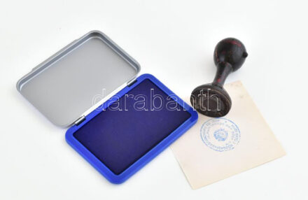 'Marx Károly Közgazdaságtudományi Egyetem Ált. Közg. Kar Dékáni Hivatala' feliratú, Kádár-címeres bélyegző + hozzá bélyegzőpárna