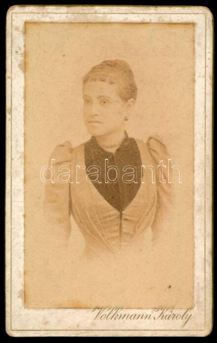 cca 1890 Női portré, keményhátú fotó Volkmann Károly műterméből, foltos, 10,5×6,5 cm
