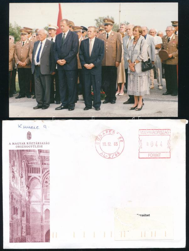 Kuncze Gábor (1950- ) politikus, volt országgyűlési képviselő, belügyminiszter autográf aláírása parlamenti üdvözlőlapon, borítékkal + Kuncze Gábor, Göncz Árpád és az országgyűlés más tagjai fotón, 15x10 cm