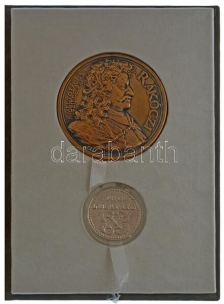A Rákóczi Szabadságharc kezdetének 300. évfordulójára készült érem garnitúra, benne Lapis András (1942-) 2003. 'Rákóczi - A méltóságos fejedelem / Cum deo pro patria et libertate' öntött bronz plakett (80mm) + 'Pro Libertate X /