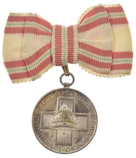 Berán Nándor (1889-1965) 1935. 'Magyar Vöröskereszt Ifjúsági Osztálya' ezüstözött bronz kitüntetés csokorszalaggal 'A MAGYAR VÖRÖS KERESZT IFJÚSÁGI OSZTÁLYA / MACTE NOVA VIRTUTE PUER!' (31mm) T:AU