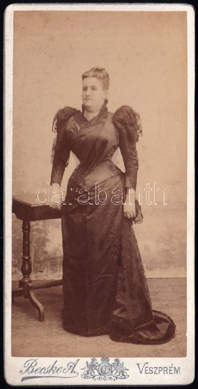 cca 1893 Női portré, keményhátú fotó Becske A. veszprémi műterméből, 15×7,5 cm