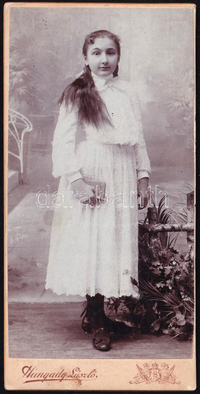 1902 Bányay Kornélia, keményhátú fotó Hunyady László nyíregyházi műterméből, 15×7 cm