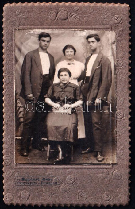 1913 Társaság, keményhátú fotó Bogányi Géza budapesti műterméből, 8,5×6,5 cm