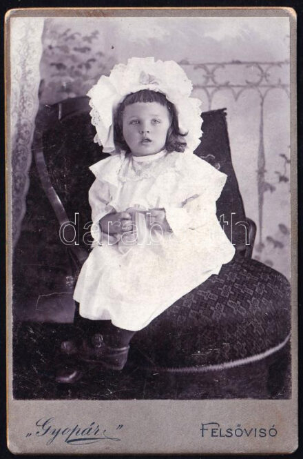 cca 1905 Kislány portréja, keményhátú fotó a Gyopár (Felsővisó) fényképészeti műteremből, 13×8,5 cm