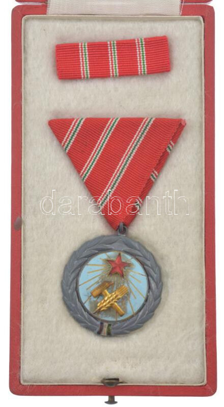 1954. 'Munka Érdemérem' zománcozott bronz kitüntetés mellszalagon, szalagsávval, eredeti tokban T:XF kis zománchiba NMK 606.
