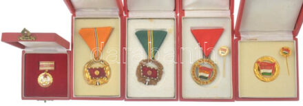 5db vegyes szocialista kitüntetés tokokban, közte 'KISZ - Kiváló Ifjúságvezető' aranyozott, műgyantás fém jelvény miniatűrrel, 1964. 'A Haza Szolgálatáért Érdemérem arany és bronz fokozat' zománcozott, aranyozott bronz és bronz