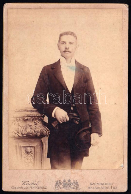 cca 1895 Férfiportré, keményhátú fotó Knebel szombathelyi műterméből, foltos, 16,5×11 cm