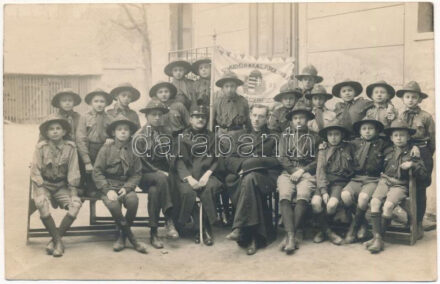 A szombathelyi M. kir. állami főreáliskola cserkészcsapata / Hungarian boy scouts. Kühn Béla photo (vágott / cut)