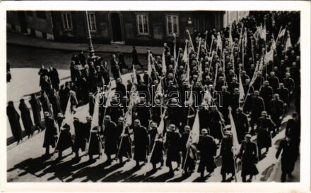 1941 Budapest I. Az 1848-49-es szabadságharci zászlók ünnepélyes hazahozatala Oroszországból. A zászlók útja a várban