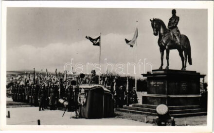 1941 Budapest I. Az 1848-49-es szabadságharci zászlók ünnepélyes hazahozatala Oroszországból. Az ünnepség színhelye a Hadimúzeum előtt