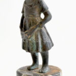 Jelzés nélkül: Kislány. Bronz, kőtalpon, kopott, m: 19 cm - Image 2
