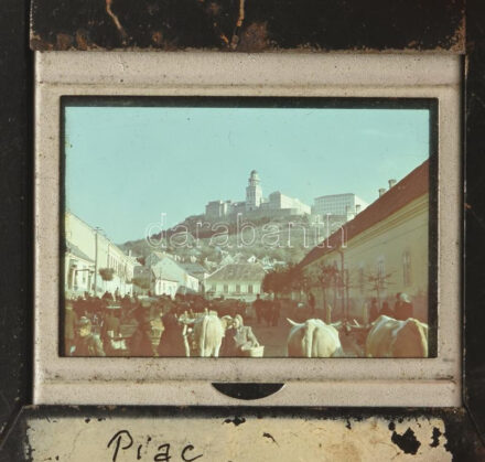 cca 1940-1950 Pannonhalma, piactér, színes Agfacolor diapozitív, 2×3,5 cm