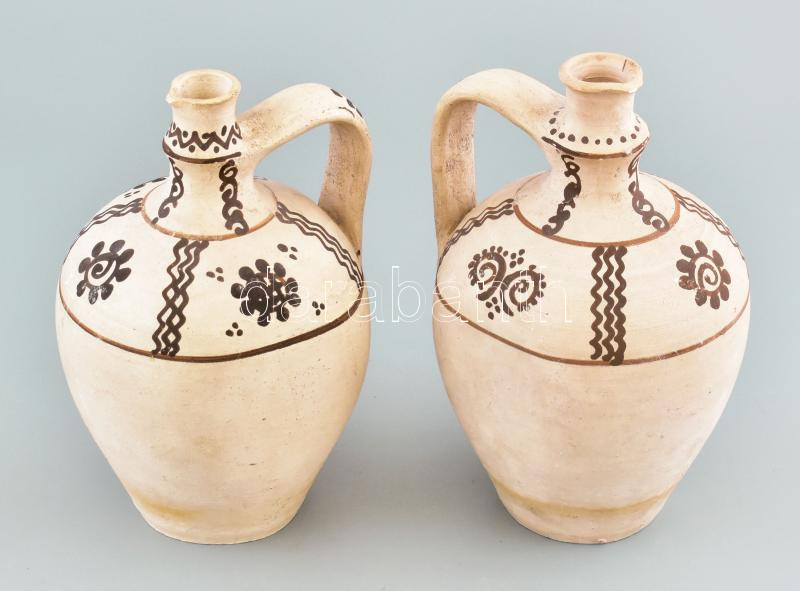 2 kerámia vizeskancsó, jelzés nélkül, kopásokkal, m: 21-22 cm
