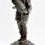 Demétre Haralamb Chiparus (utánöntés) román Art Deco szobrász: Harmonikás gyerek. Bronz, kőtalpon, Jelzett, m: 24 cm - Image 2