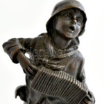 Demétre Haralamb Chiparus (utánöntés) román Art Deco szobrász: Harmonikás gyerek. Bronz, kőtalpon, Jelzett, m: 24 cm - Image 4