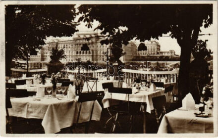 1928 Budapest I. Naphegy, Cziegler Jenő étterme, terasz kilátással a királyi várra. Czakó utca 1/3.