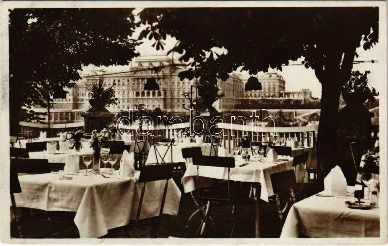 1928 Budapest I. Naphegy, Cziegler Jenő étterme, terasz kilátással a királyi várra. Czakó utca 1/3.
