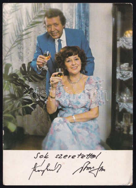 Vámosi János (1925-1997) - Záray Márta (1926-2001) énekespár aláírása őket ábrázoló nyomtatványon
