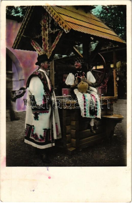 Székelyek a kútnál / Siebenbürger beim brunnen / Transsilvanians at the fountain, folklor, photo (fl)