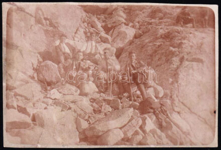 1923 Kirándulók a tátrai Mózes-forrásnál, fotó, 7×11 cm